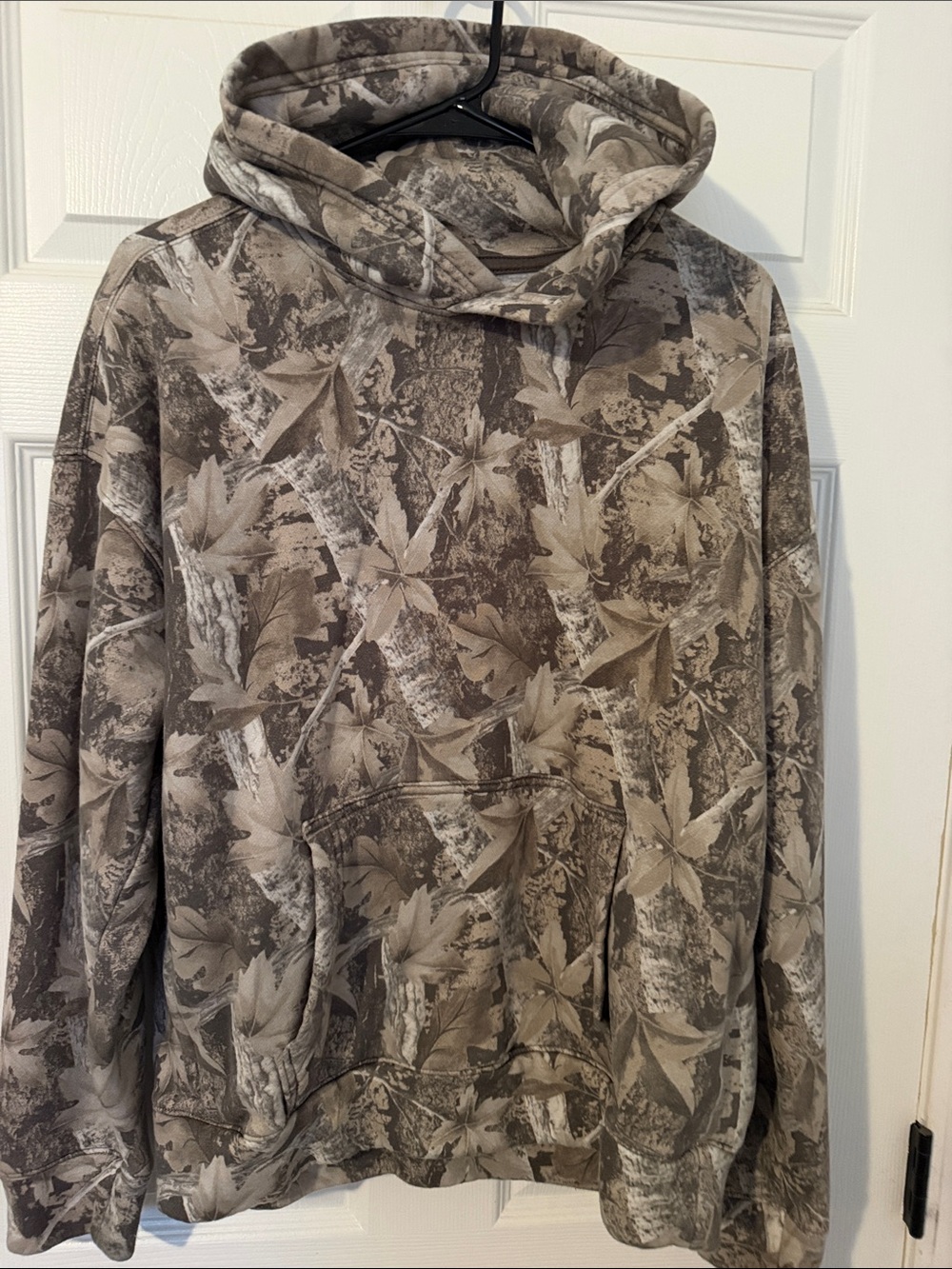 Hollister Men's Camouflage Leaf Print Hoodie in Brown and Tan